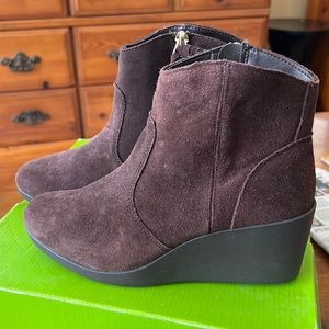 Croc wedge boot